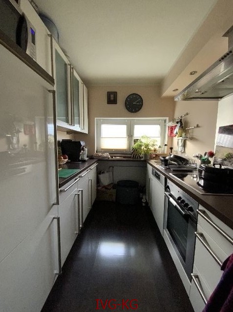 Küche mit Einbauküche